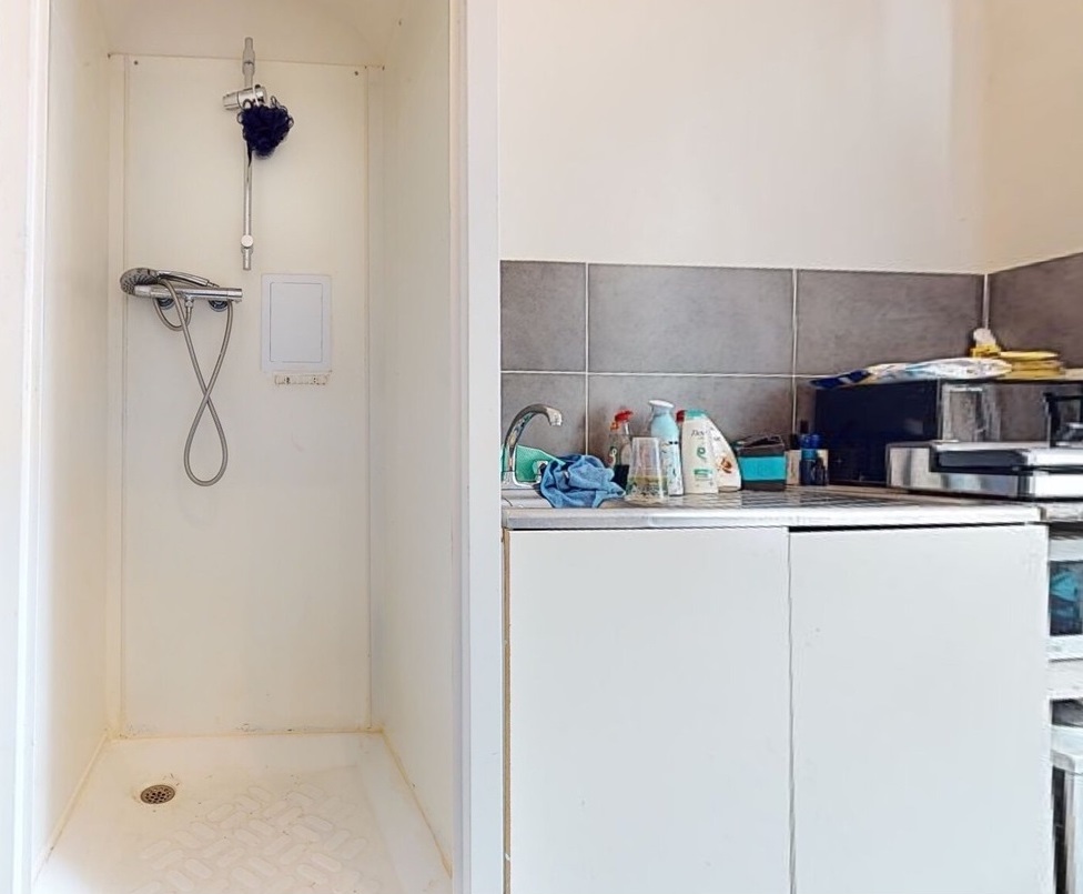 Unconventional Studio Flat Offers at £1,195 Monthly Rent... But with a Twist – Kitchen Showers