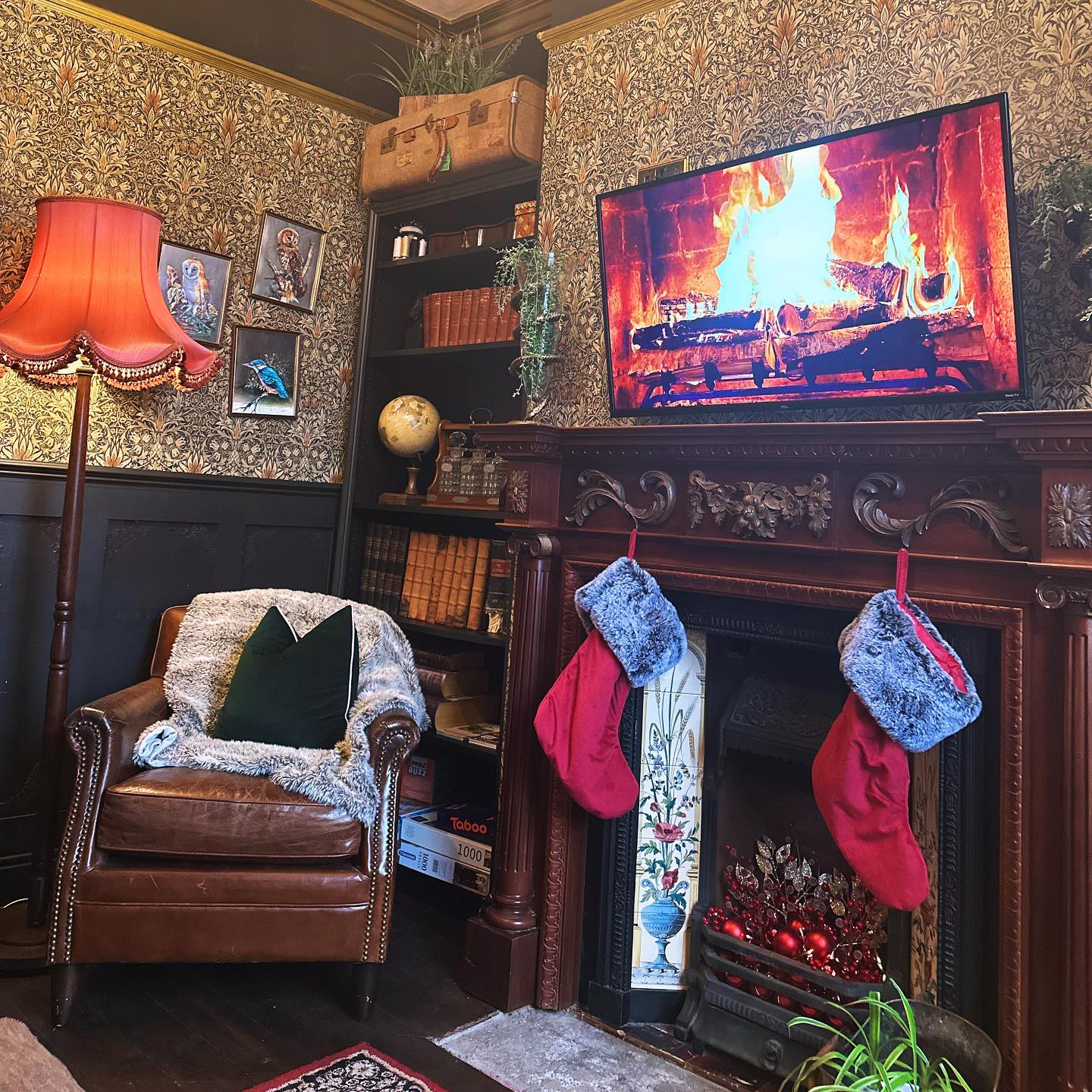 Jam Press JMP412426 Magical Makeover: Harry Potter Fan Transforms Home into Christmas-Themed Hogwarts, Attracting Global Attention