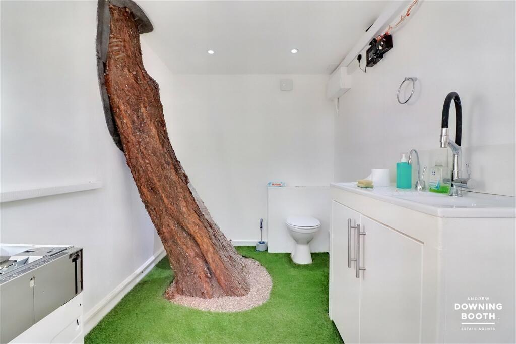 Jam Press JMP414493 Unique Six-Bedroom Residence for £500,000 Features an Indoor Tree in Bathroom