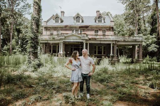 Jam Press JMP415373 'Renovation Triumph: Couple Rescues and Revitalises a 30-Year Abandoned Mansion, Boosting Its Value by $745,000'