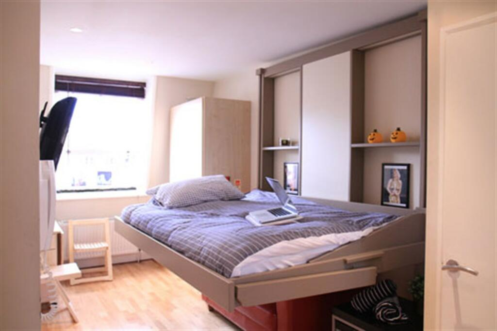 Compact Notting Hill Studio Available for £1,583 Monthly, Sleeping Arrangements in a Cupboard