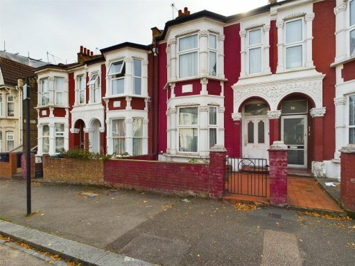 Jam Press JMP432476 London's property market strikes again – house filled with bin bags and dated 'Wetherspoon' carpet on sale for staggering £1m